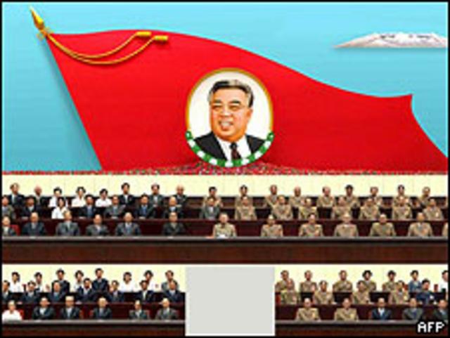 Reunión en 2009 de la cúpula de Corea del Norte con ocasión del 15 aniversario de la muerte de su primer líder Kim il-Sung.