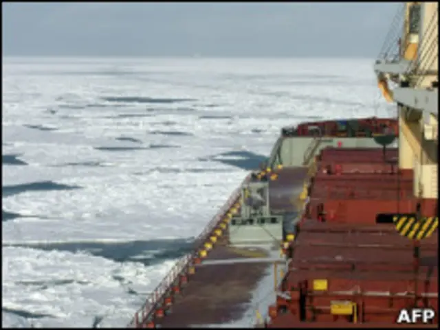 Норвежский контейнеровоз в Баренцевом море