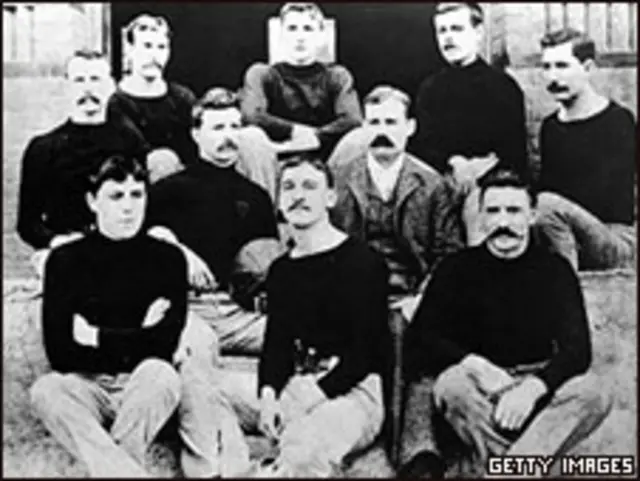 El primer equipo de baloncesto se formó en 1981.
