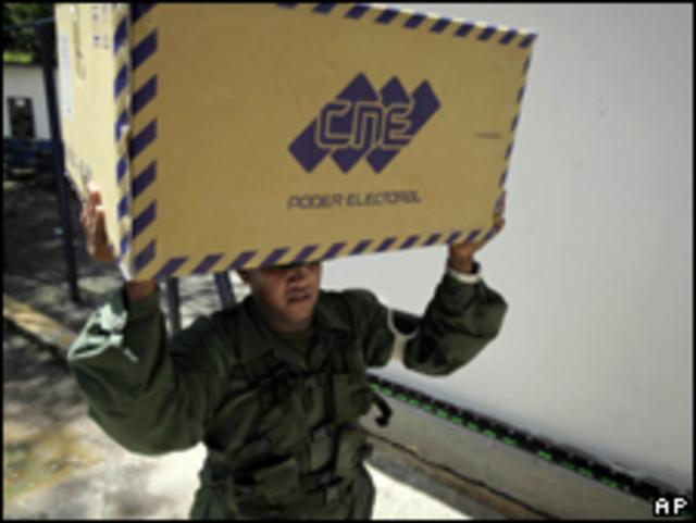 Soldado transportando papeletas para eleccioens en Venezuela