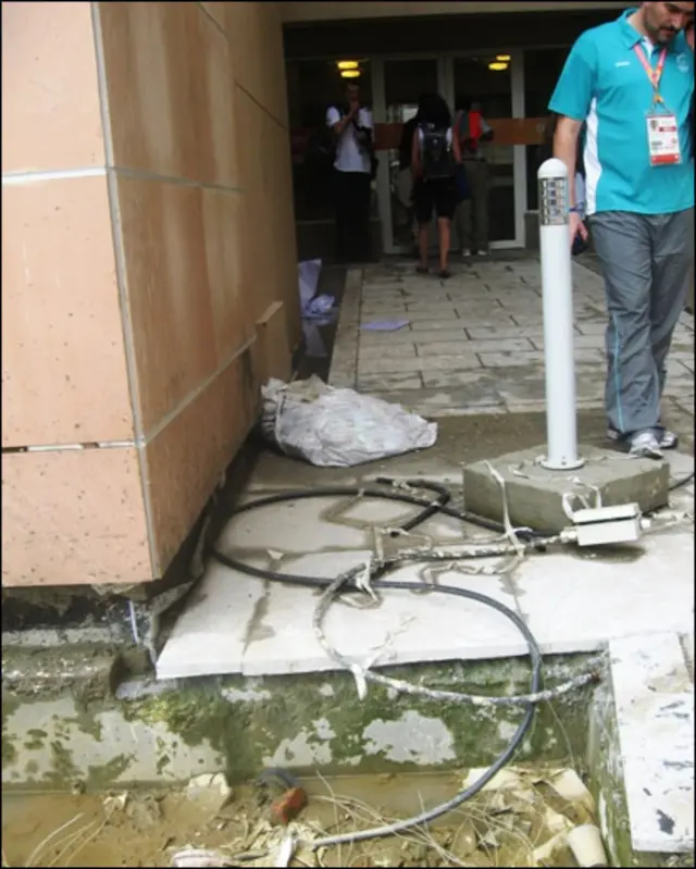 بی بی سی کے نامہ نگار کا کہنا ہے کہ کھیل کے منتظمین نے سینکڑوں کارکن مزید کام پر لگائے ہیں تاکہ سہولیات میں جو کمی بیشی ہے ان کو پورا کیا جا سکے لیکن اس کے باوجود بہت کام کرنا باقی ہے۔