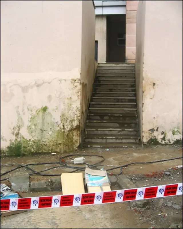 کھیل گاؤں کے بارے میں شکایات ہیں کہ بارش کا پانی اندر آ گیا ہے، غسل خانے خراب ہیں اور آوارہ کتے چند بستروں پر سوئے پائے گئے ہیں۔