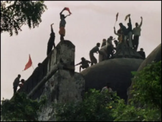 बाबरी मस्जिद पर चढ़े हिंदू कार्यकर्ता