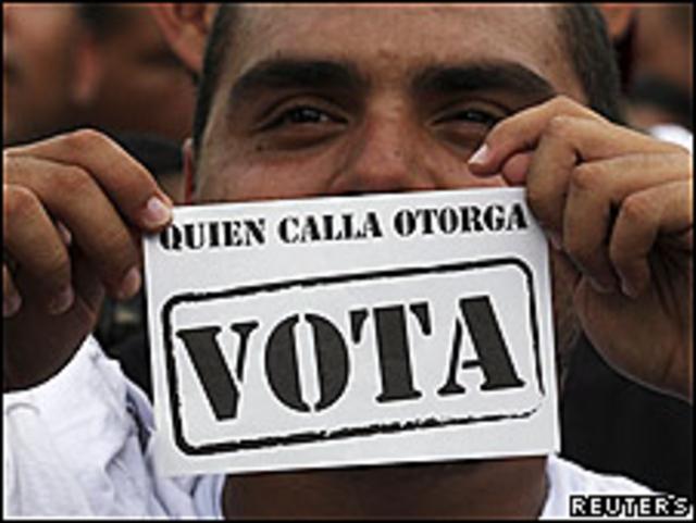 Opositor del partido Un Nuevo Tiempo en una manifestación en Maracaibo 