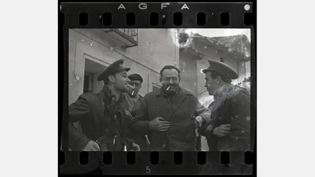Robert Capa - Enrnest Hemingway (tercero desde la izq), Herbert Matthews del NYT (segundo desde la izq) y dos soldados republicanos, Teruel, España. Diciembre de 1937. Negativo (C) International Center of Photography / Magnum Collection, International Center of Photography