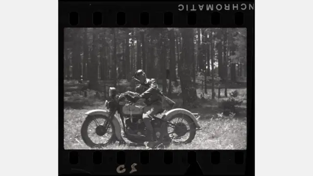 Gerda Taro - Soldado republicano en motocicleta, Paso de Navacerrada, Frente de Segovia, España. Finales de mayo-principios de junio 1937. Negativo (C) International Center of Photography / Collection, International Center of Photography