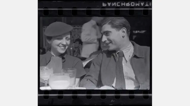 Fred Stein - Gerda Taro y Robert Capa en la terraza del Café du Dome en Montparnasse, París. Principios de 1936. Negativo (C) Patrimonio de Fred Stein / International Center of Photography