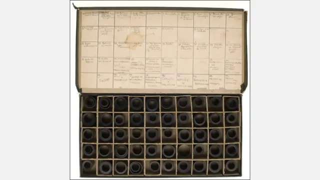 Una de las tres cajas de cartón de la Maleta Mexicana que contenía fotografías de la Guerra Civil Española de Capa, Chim y Taro (C) International Center of Photography