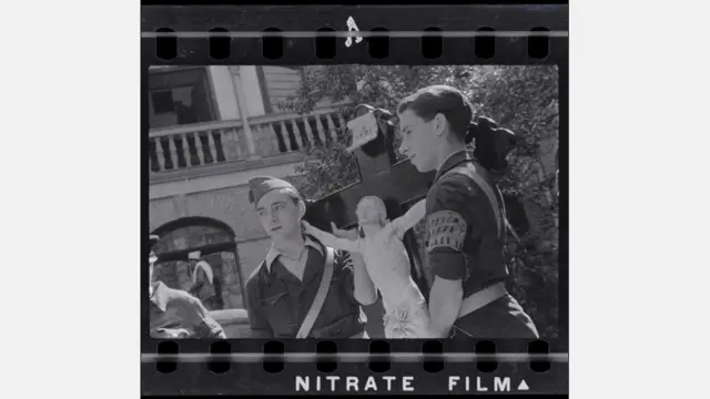 Chim (David Seymour) - Dos republicanos cargan un crucifijo, Madrid, Octubre, noviembre 1936. Negativo / (C) Patrimonio de David Seymour, Magnum, International Center of Photography