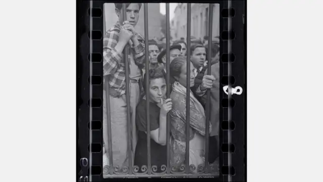 Gerda Taro - Multitud a las puertas de la morgue tras el ataque aéreo, Valencia, España. Mayo, 1937. Negativo. (C) International Center of Photography, Collection ICP