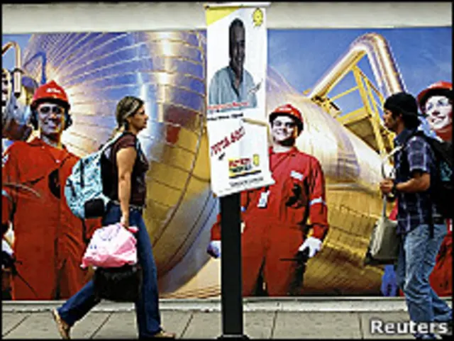 Cartel electoral de un candidato opositor