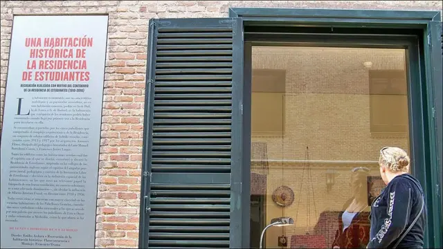 Señora ante la habitación de la Residencia de Estudiantes de Madrid