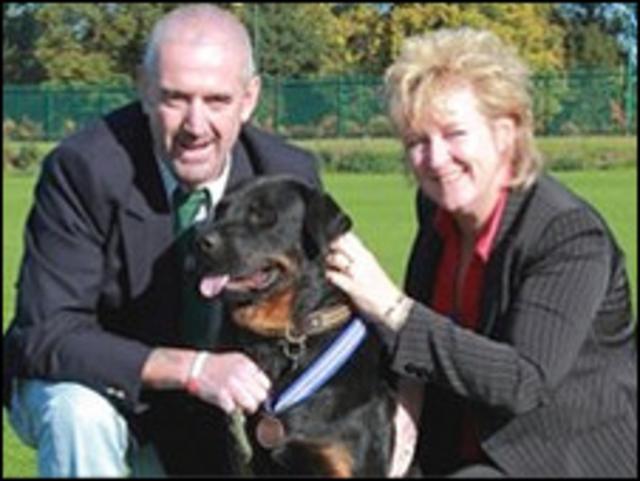 Jake, com os donos Ian e Liz