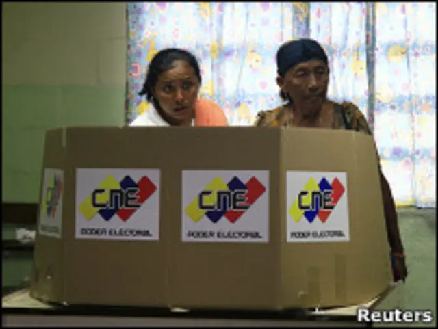 Mujeres votan en Venezuela