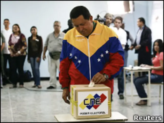 El presidente Hugo Chávez votando