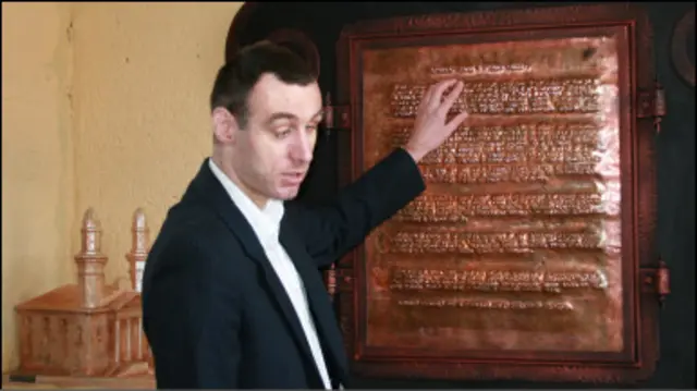 турист біля інформаційної дошки в Ужгороді