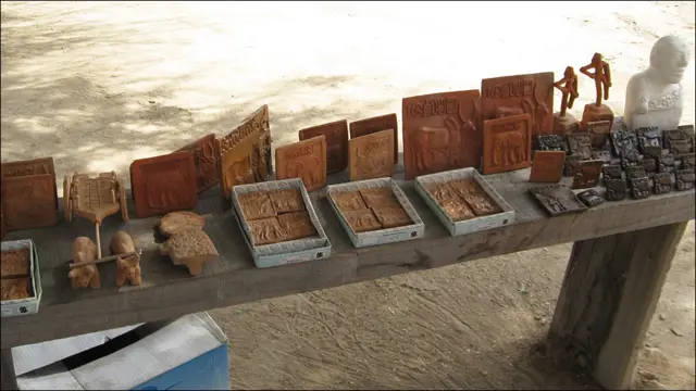 موئن جو دڑو سے ملنے والے نوادرات تو لندن میوزیم میں ہیں لیکن ان کے نمونے مقامی کمہار تیار کرکے سیاحوں کو بیچتے ہیں۔