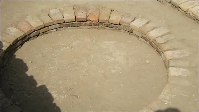 سوئمنگ پول سے اوپر یہ کنواں ہے جہاں پر پینے کے پانی کے مٹکے بھی ملے ہیں۔