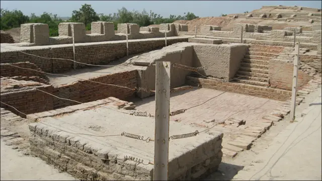 سر جان مارشل کے بقول یہاں پانچ ہزار برس قبل بھی مہذب لوگ آباد تھے جنہوں نے کنؤیں کھودے، درسگاہ، عبادت گاہ، کشادہ گلیاں، نکاسی آب، سوئمنگ پول بھی بنا رکھے تھے۔ یہ سوئمنگ پول کی جگہ بتائی جاتی ہے۔ 