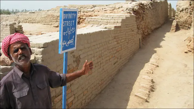 مقامی گائیڈ محمد حسن چنا نے بتایا کہ موئن جو دڑو دو مرتبہ دریا کی وجہ سے ڈوبا اور ایک بار زلزلے سے تباہ ہوا۔ ہر بار تباہ شدہ ڈھانچے کے اوپر نئی تعمیر ہوئی ہے۔