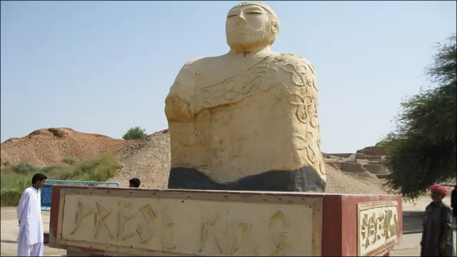 یہ بادشاہ وقت کی تصویر مانی جاتی ہے۔ موئن جو دڑو کے نام پر ماہرین میں اختلاف رہا ہے۔ کچھ کہتے ہیں کہ یہ موئن یعنی مرے ہوئے لوگوں کا ٹیلا ہے۔ جبکہ کچھ کا خیال ہے کہ یہ موہن نامی شخص سے منسوب ہے۔