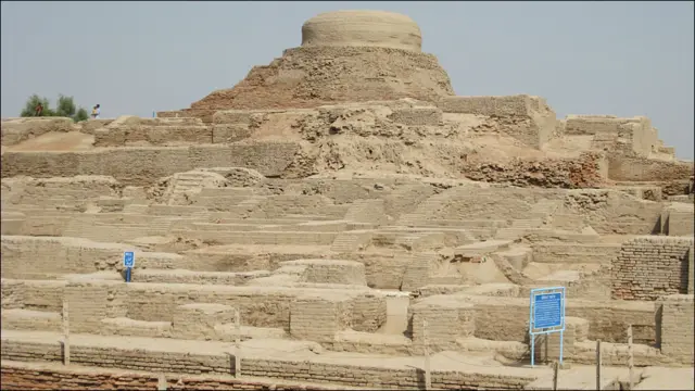 دریائے سندھ کے دائیں کنارے لاڑکانہ ضلعے میں واقع موئن جو دڑو سندھی ثقافت کی علامت ہے۔ یہ سیلاب سے تو بچ گیا لیکن بارشوں کی وجہ سے متاثر ہوا ہے۔