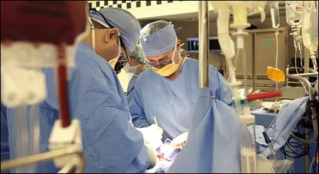 El doctor Elefteriades operando (BBC)