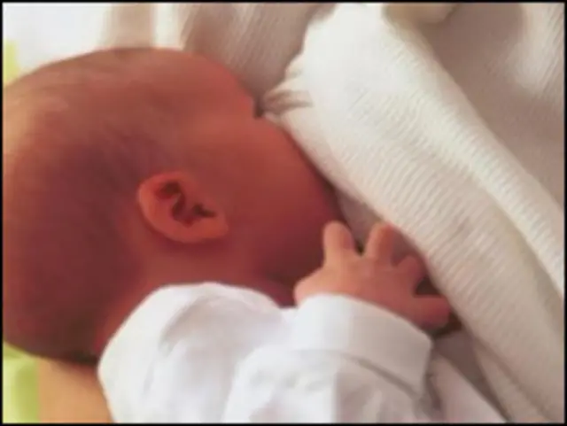 Mãe amamenta bebê