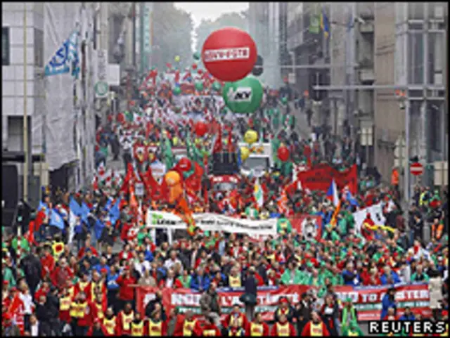 Manifestantes nas ruas de Bruxelas (Reuters)