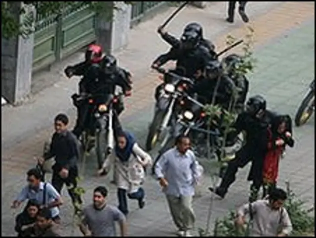 ایران می گوید با معترضان برخورد قانونی داشته است