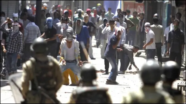 पत्थर फेंकने वाले प्रदर्शनकारी