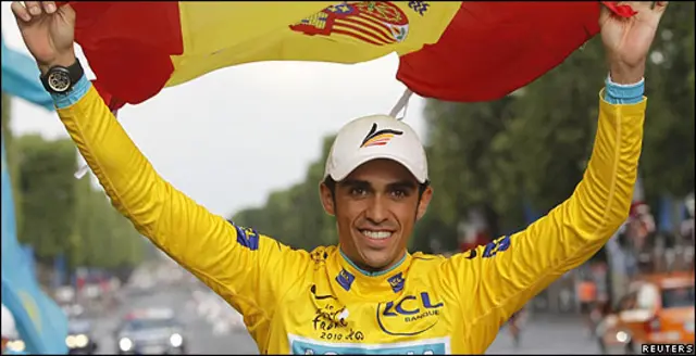Alberto Contador sostiene la bandera de España cuando ganó el Tour