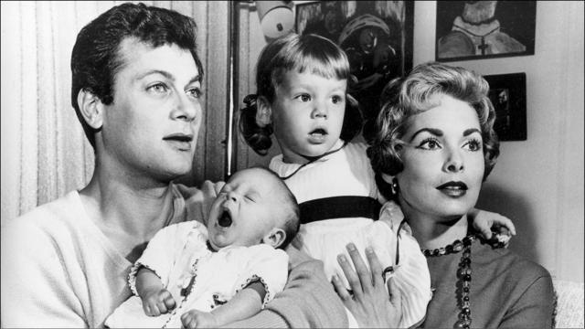 Tony Curtis con su esposa Janet Leigh y sus hijas Kelly y jamie Lee en 1959.