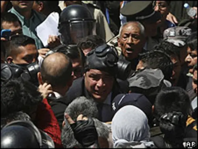 Rafael Correa escapa del cuartel en que se encontraban los policías amotinados.