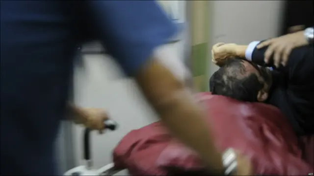 Correa es trasladado en camilla.