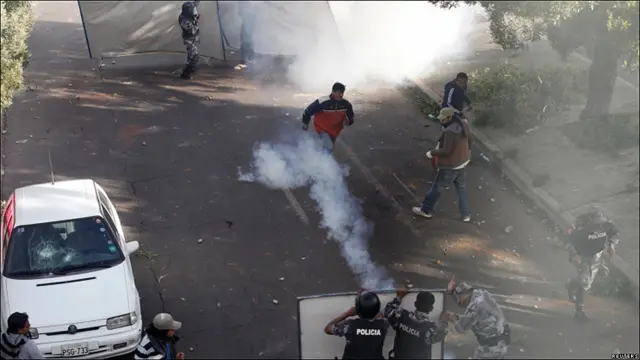 La policía se enfrenta a partidarios de Correa.