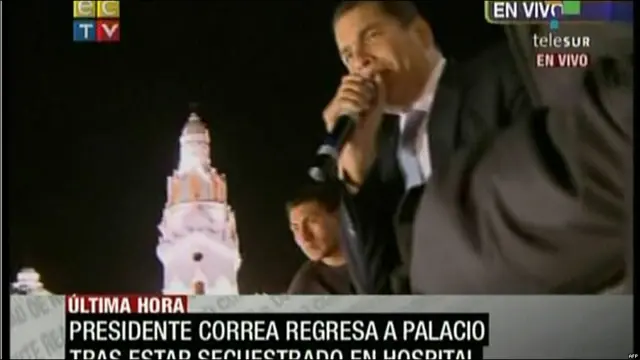 Correa habla desde el balcón del palacio presidencial.