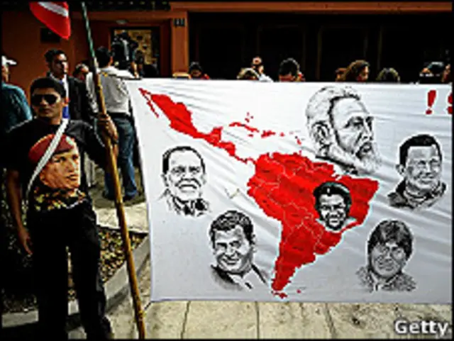 Manifestación en San Salvador en apoyo a Correa