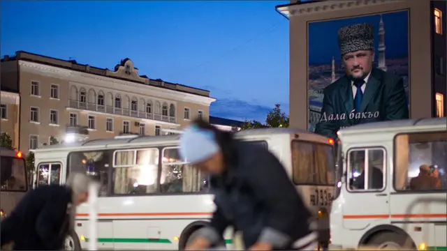 اس شہر میں روس کے صدر اور وزیر اعظم کی کئی تصاویر ہیں لیکن سب سے زیادہ نظر آنے والی تصویر احمد قادروو کی ہے۔ 