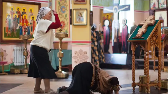 جنگ کے دوران نسلی روسی کی وسیع اکثریت نے جمہوریہ چھوڑ دیا۔ سینٹ مائیکل مہادوت کا چرچ بری طرح لڑائی کے دوران تباہ ہو گیا تھا۔ لیکن اس کو 2006 میں دوبارہ بحال کیا گیا ہے۔