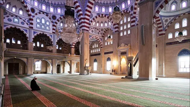 چھتیس بھاری فانوس روایتی چیچنین ڈیزائن کا استعمال کرتے ہوئے بنائے گئے۔