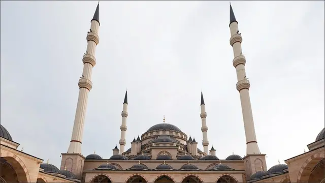 مقامی لوگوں کا کہنا ہے کہ گروزنی کی نئی مسجد روس کی سب سے بڑی مسجد ہے۔ یہ مسجد دو ہزار چار میں ہلاک کیے گئے چیچن باغی صدر احمد قادروو کے نام سے منسوب ہے ۔ ان کے بیٹے رمضان اب چیچنیا میں ماسکو کے حمایت یافتہ صدر ہیں۔