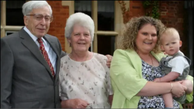 Роберт Едвардс (крайній зліва)