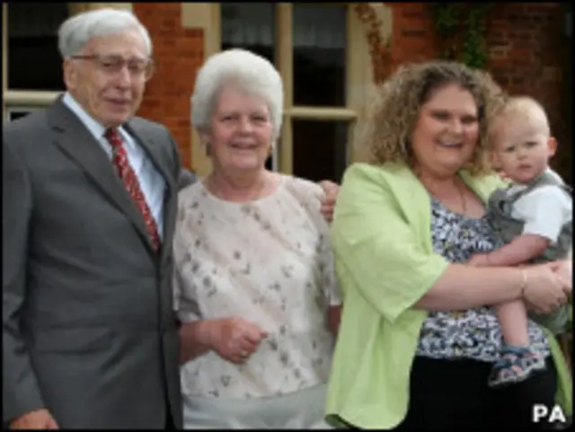 Роберт Эдвардс с женой и Луиза Браун с ребенком