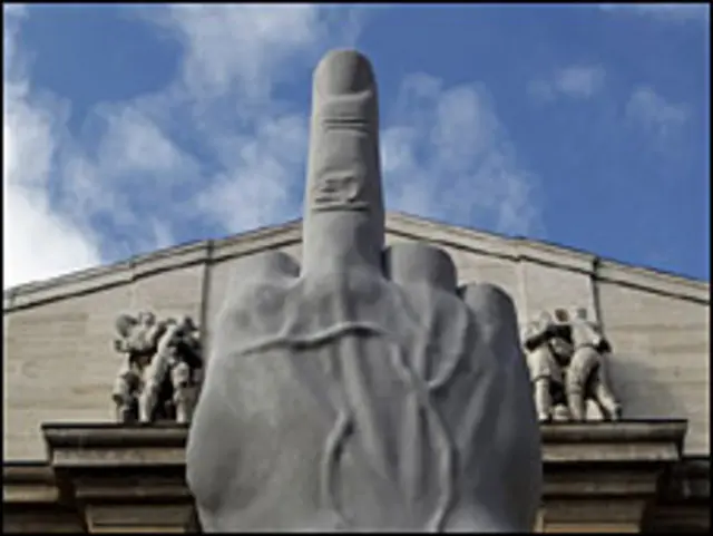 L.O.V.E. de Cattelan/Reuters