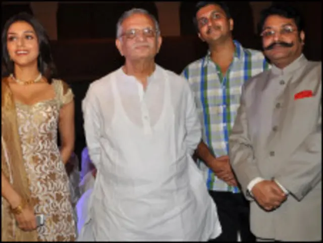 फ़िल्म 'दस तोला' के सदस्यों के साथ गुलज़ार