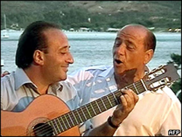 Silvio Berlusconi canta con Mariano Apicella en su casa de verano de Cedeña en 2003.