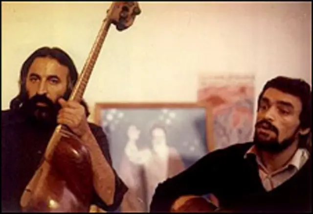 حسین علیزاده و محمدرضا لطفی از بنیانگذاران گروه هنری چاووش در اوایل انقلاب ایران بودند