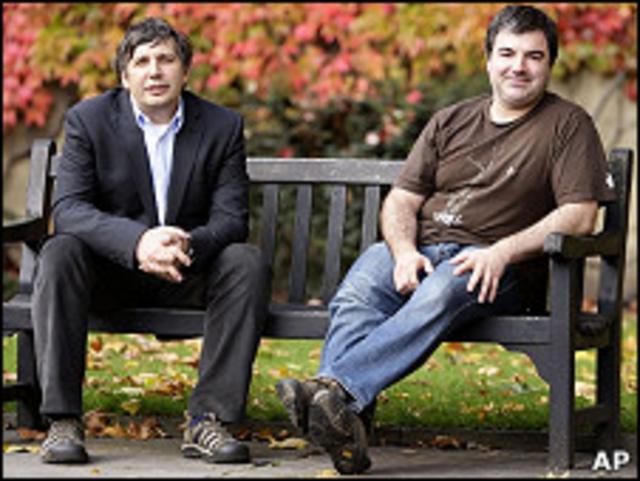 诺贝尔物理学奖得主海姆（左）和诺沃肖诺夫在英国曼彻斯特大学接受采访（5/10/2010）