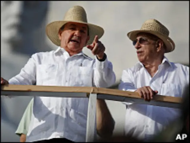 Raúl Castro vestido de guayabera